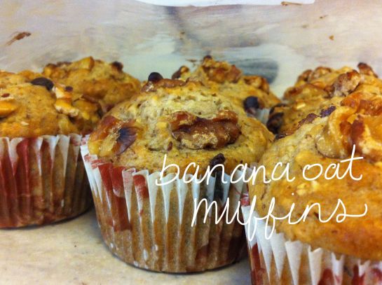 banana oat muffins title